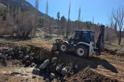 Pozantı'da aşırı yağışlar nedeniyle kapanan yol yeniden ulaşıma açıldı