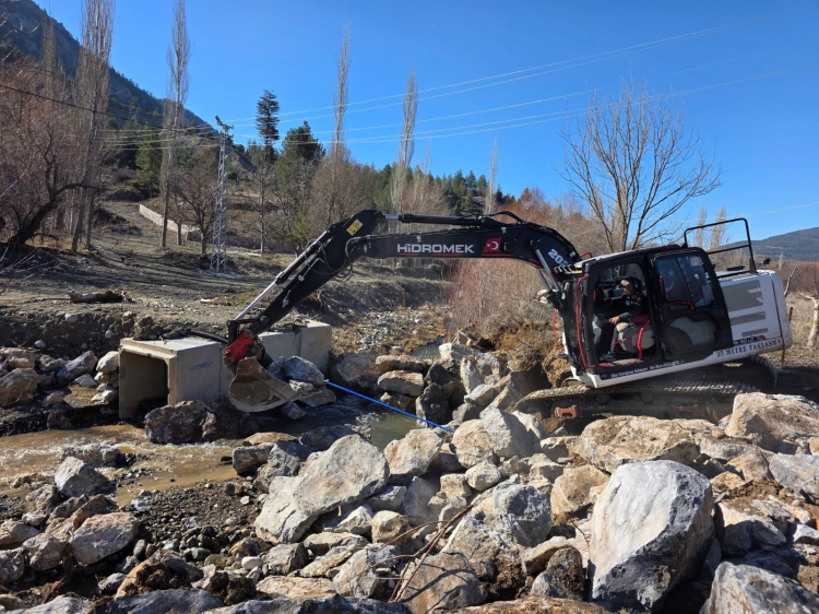 Pozantı'da aşırı yağışlar nedeniyle kapanan yol yeniden ulaşıma açıldı 2
