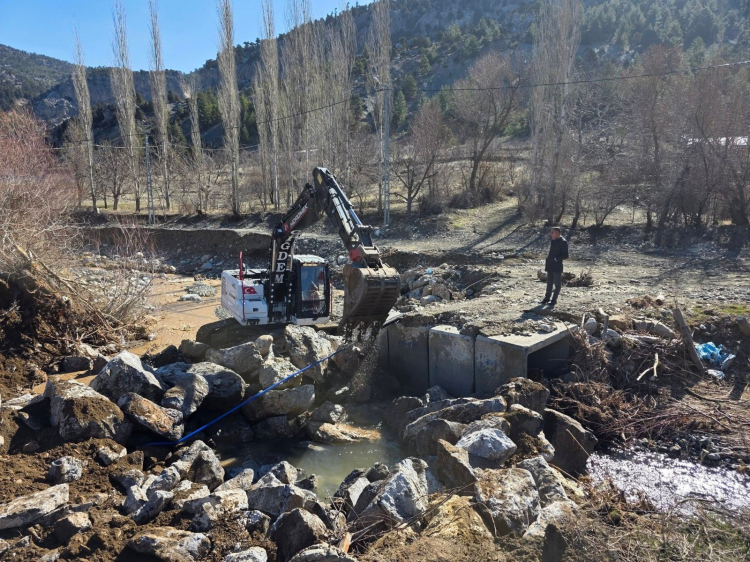 Pozantı'da aşırı yağışlar nedeniyle kapanan yol yeniden ulaşıma açıldı 4