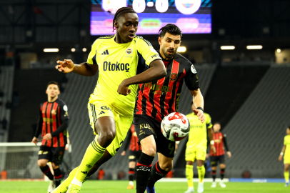 Trendyol Süper Lig: Fatih Karagümrük: 2 - Fenerbahçe: 0 (İlk yarı)