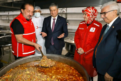 Ünlü Şef Mehmet Yalçınkaya, aşevi açılışında kazanın başına geçti