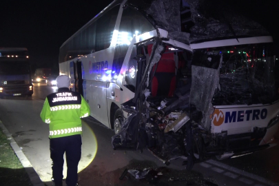 Amasya'da yolcu otobüsü ile tırın çarpıştığı kazada 11 kişi yaralandı