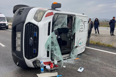 Ceyhan'da ambulans devrildi: 3 sağlık personeli yaralandı