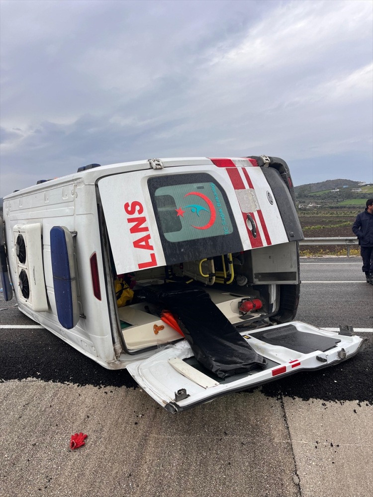 Ceyhan'da ambulans devrildi 3 sağlık personeli yaralandı 2