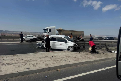 Ankara’da otomobil bariyerlere ok gibi saplandı