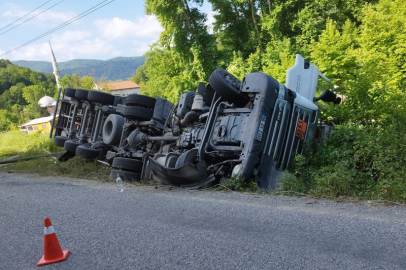 Hatay’da akaryakıt yüklü tanker portakal bahçesine devrildi