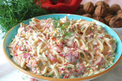 Köz biberli erişte salatası: Sofraları şenlendirecek pratik ve renkli tarif!