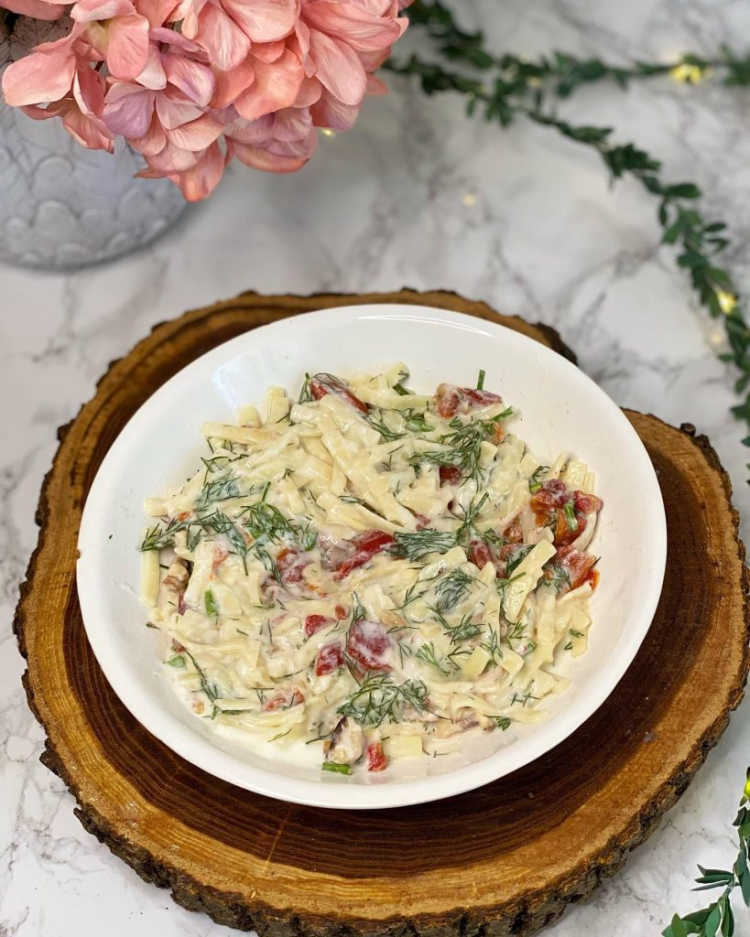 Köz biberli erişte salatası