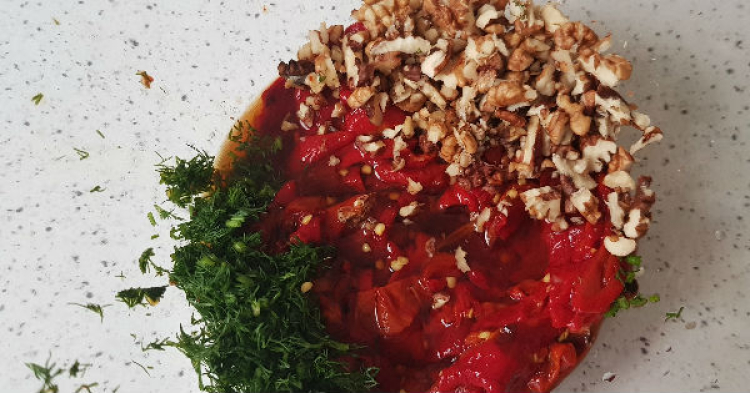 Köz biberli erişte salatası