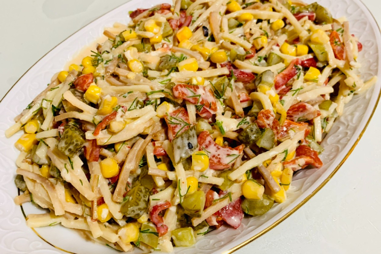 Köz biberli erişte salatası