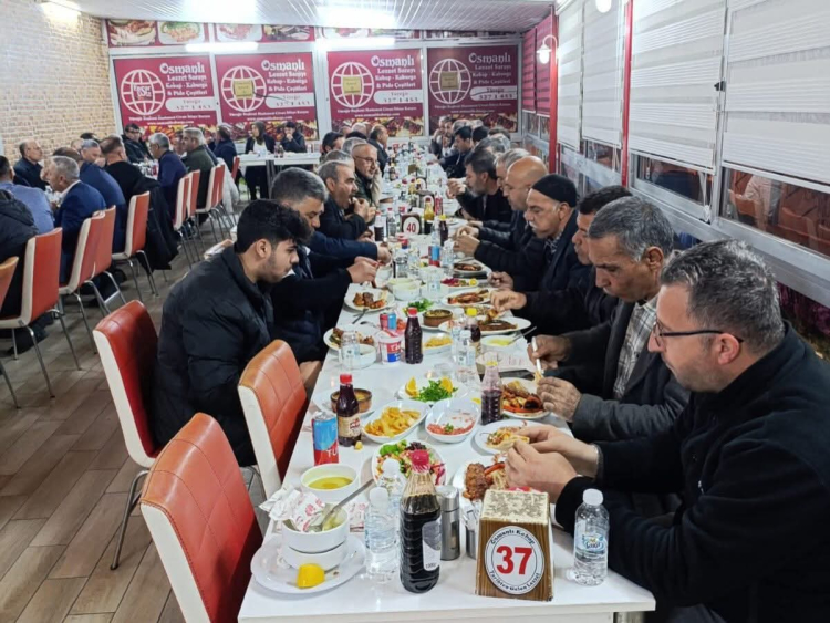 Yüreğir AK Parti teşkilatı iftarda buluştu 2