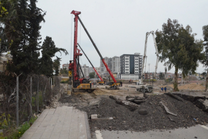 Adana’da 1962’den bu yana hizmet veren Kasım Gülek Köprüsü yıkıldı, alt geçit çalışmaları başladı