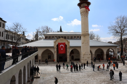 Depremde hasar gören Kahramanmaraş Ulu Cami yeniden ibadete açıldı