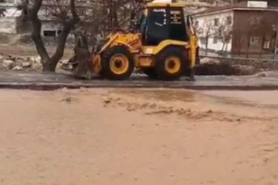 Gaziantep’te sağanak hayatı felç etti: Cadde ve sokaklar göle döndü