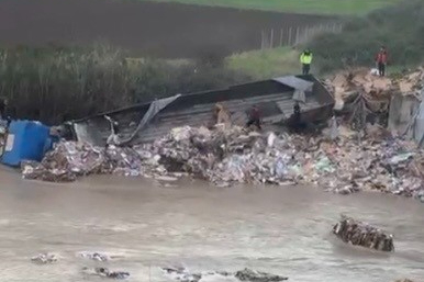 Osmaniye’de tır Hamıs Çayı’na düştü: 1 ölü