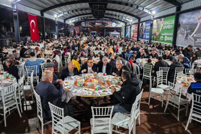Pozantı’da 3 bin kişilik iftar sofrasında binlerce vatandaş buluştu