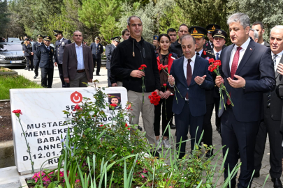 Adana’da Buruk Mezarlığı Şehitliği’ndeki mezarlıklar binlerce karanfille donatıldı