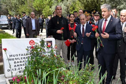 Adana’da Buruk Mezarlığı Şehitliği’ndeki mezarlıklar binlerce karanfille donatıldı