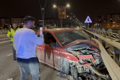 Kayseri’de kontrolden çıkan otomobil bariyerlere çarptı