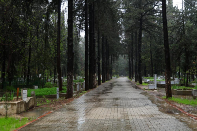 Adana’da Arife günü mezarlıklar şiddetli yağış nedeniyle boş kaldı