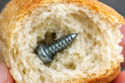 EKMEKTEN VİDA ÇIKTI! ELAZIĞ’DA SKANDAL OLAY