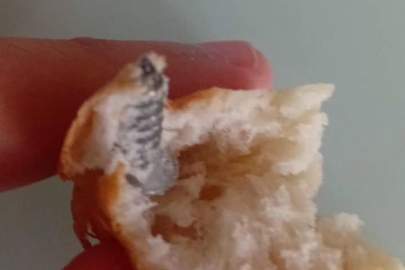 EKMEKTEN VİDA ÇIKTI! ELAZIĞ’DA SKANDAL OLAY