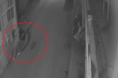 Hatay Samandağ'da motosiklet hırsızlığı kamerada: İttirerek çaldıkları araçla yakalandılar