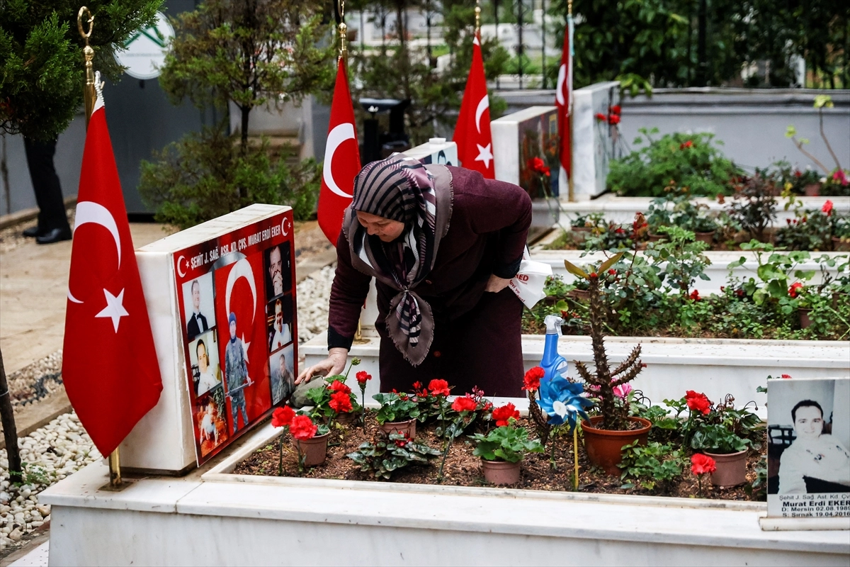Mersin'de Ramazan Bayramı arifesinde şehitlik ziyaret edildi