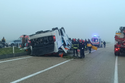 Adana’da yolcu otobüsü devrildi: 2 Ölü, 23 yaralı
