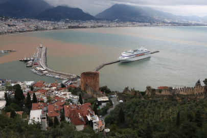 Antalya'da  sağanak sonrası denizin rengi değişti