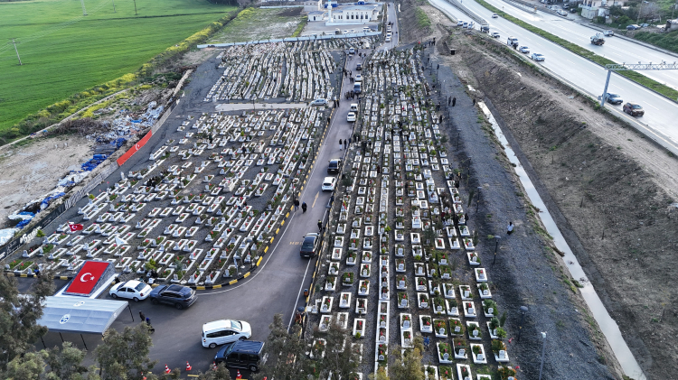 Hatay'da buruk bayram Deprem mezarlığında ziyaretçi yoğunluğu 2