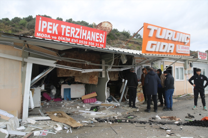 Hatay’da prefabrik iş yerlerine çarpan otomobilin sürücüsü yaralandı