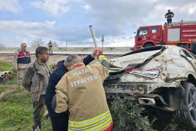 Hatay'da tarlaya devrilen otomobilin sürücüsü yaralandı