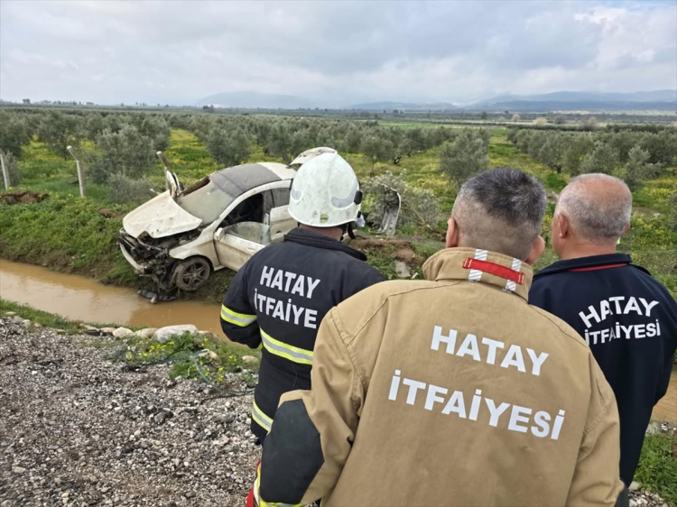 Hatay'da tarlaya devrilen otomobilin sürücüsü yaralandı 2