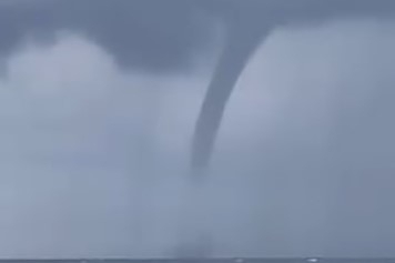 Kumluca açıklarında hortum paniğe yol açtı