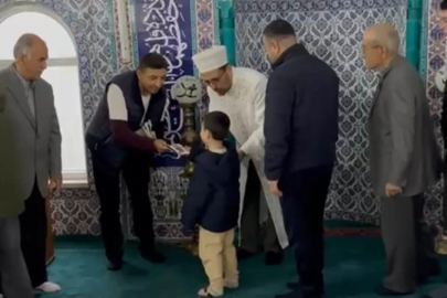 Mersin Anamur'da bayram namazına gelen çocuklara camide harçlık dağıtıldı