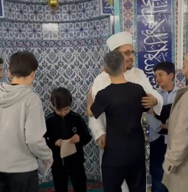 Mersin Anamur'da bayram namazına gelen çocuklara camide harçlık dağıtıldı 2