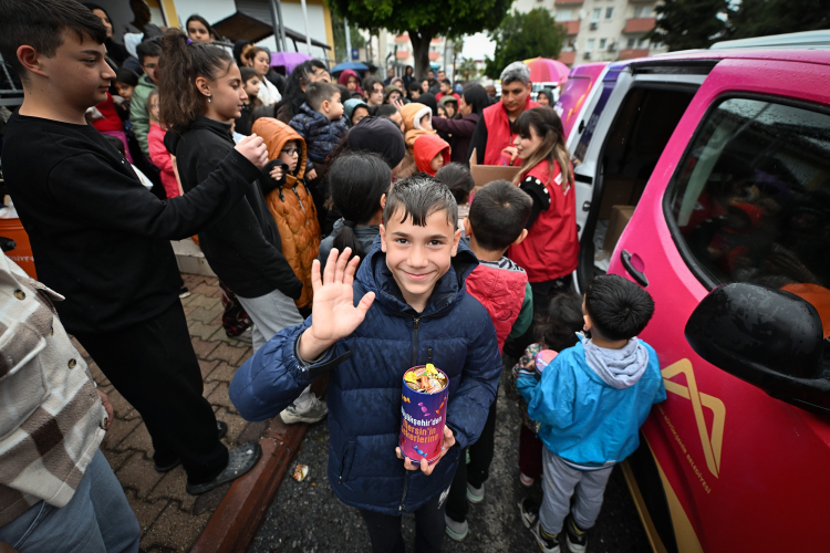 Mersin Büyükşehir Belediyesi 13 ilçede 60 bin çocuğa bayram hediyesi ulaştırdı 2
