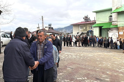Mersin'de asırlık gelenek bozulmadı: Bayram namazı sonrası meydanda toplu bayramlaşma