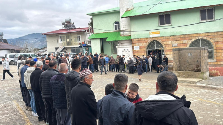 Mersin'de asırlık gelenek bozulmadı Bayram namazı sonrası meydanda toplu bayramlaşma 2