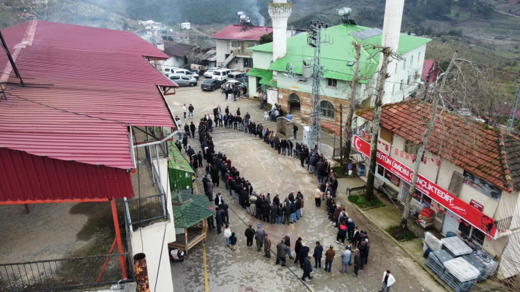 Mersin'de asırlık gelenek bozulmadı Bayram namazı sonrası meydanda toplu bayramlaşma 3