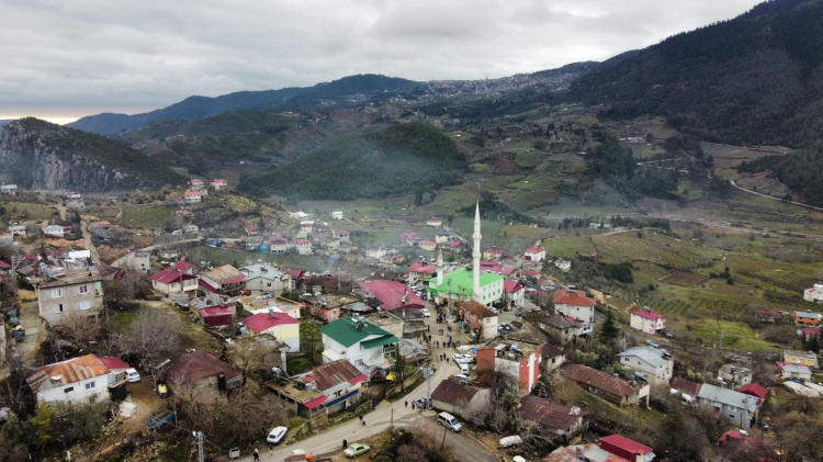 Mersin'de asırlık gelenek bozulmadı Bayram namazı sonrası meydanda toplu bayramlaşma 4