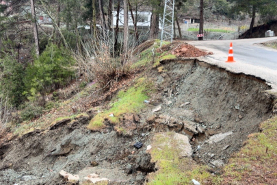 Osmaniye Bahçe'de şiddetli sağanak yol çökmesine neden oldu