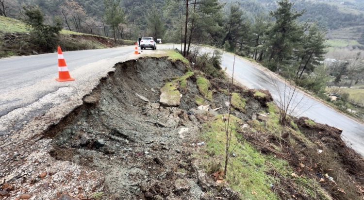 Osmaniye Bahçe'de şiddetli sağanak yol çökmesine neden oldu 2
