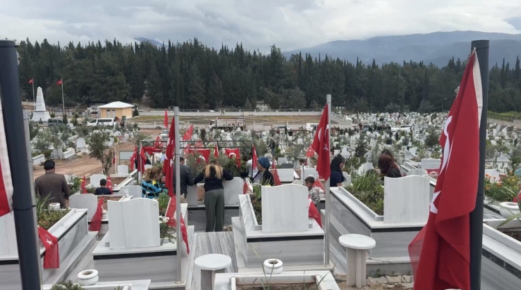 Osmaniye'de deprem şehitliğinde bayram burukluğu Kabir ziyaretleri gerçekleştirildi 2