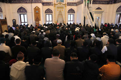 Tokyo Camii’nde bayram namazı yoğunluk nedeniyle 5 kez kılındı
