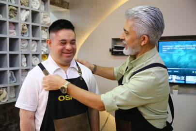 Adana’da Down Sendromlu Sefa, berber salonunun neşesi oluyor