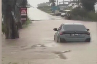 Adana Karataş’ta sağanak hayatı felç etti
