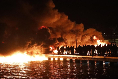 Bodrum'da marinada demirli 5 motoryatta çıkan yangına müdahale ediliyor