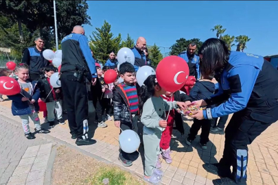 Adana’da polislerden miniklere bayram sürprizi